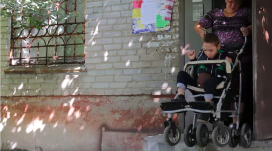 В Бийске матери ребенка-инвалида не удалось добиться строительства пандуса на входе в подъезд