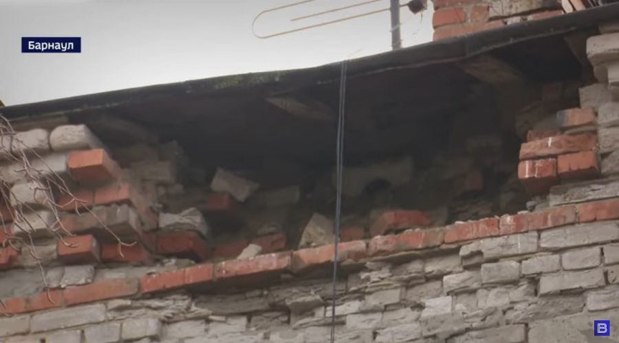 «Уворачивающиеся» от кирпичей барнаульцы продолжают жаловаться на бездействие скандальной УК и властей