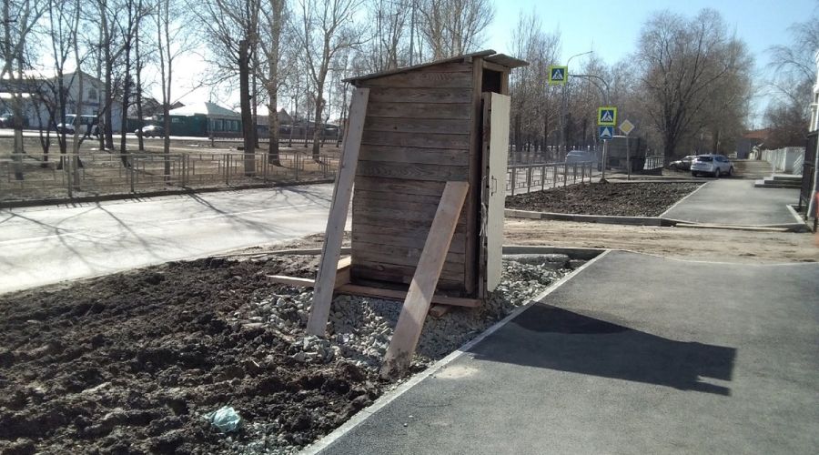 Барнаульцев возмутил сортир возле тротуара у строящегося жилкомплекса