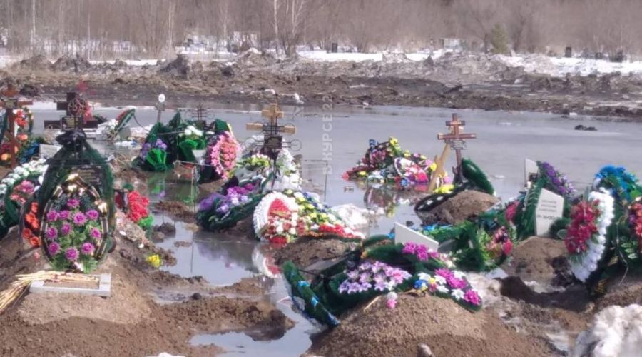 «Катафалк застревает»: в Барнауле серьезно подтопило Черницкое кладбище<span style=