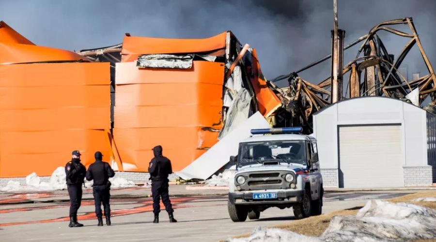 Собственники и арендаторы сгоревшего год назад барнаульского склада ищут виноватых в суде