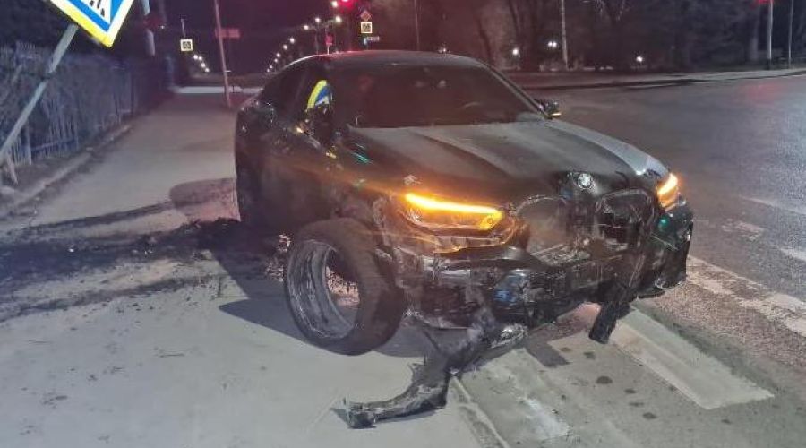 Протаранивший забор спорткомплекса «Обь» в Барнауле BMW пригнали на спецстоянку