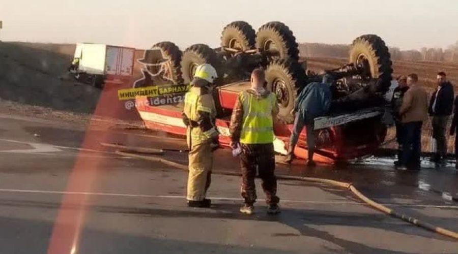 Пожарная машина со спасателями перевернулась в Алтайском крае после ДТП (обновлено)