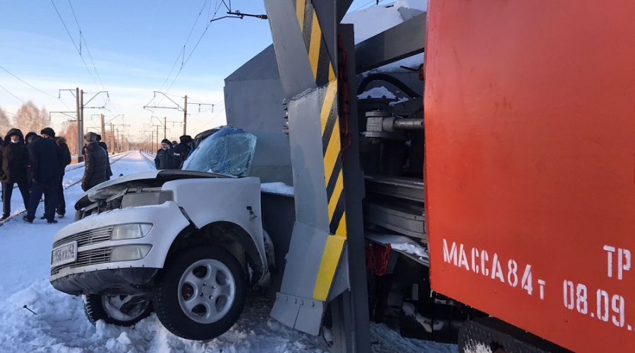 Родители троих погибших в автомобиле учительницы алтайских школьников требуют с нее 10 млн рублей