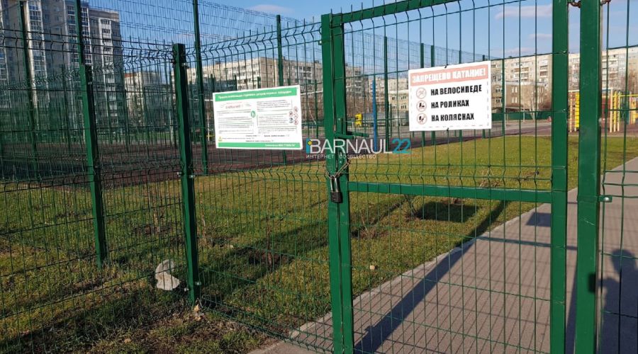 «Прячут под замком»: барнаульцы спорят о закрытии свободного доступа на школьный стадион
