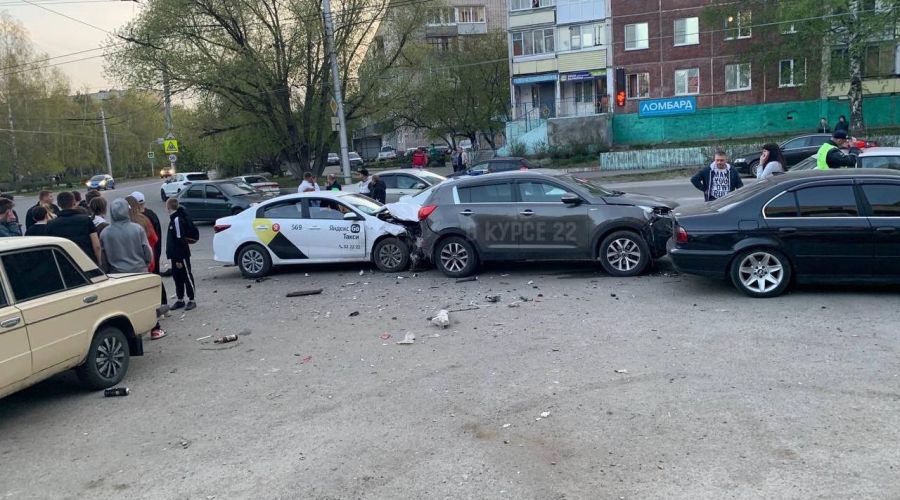 В Барнауле шатающийся водитель авто с логотипом «Яндекс.Такси». устроил массовое ДТП