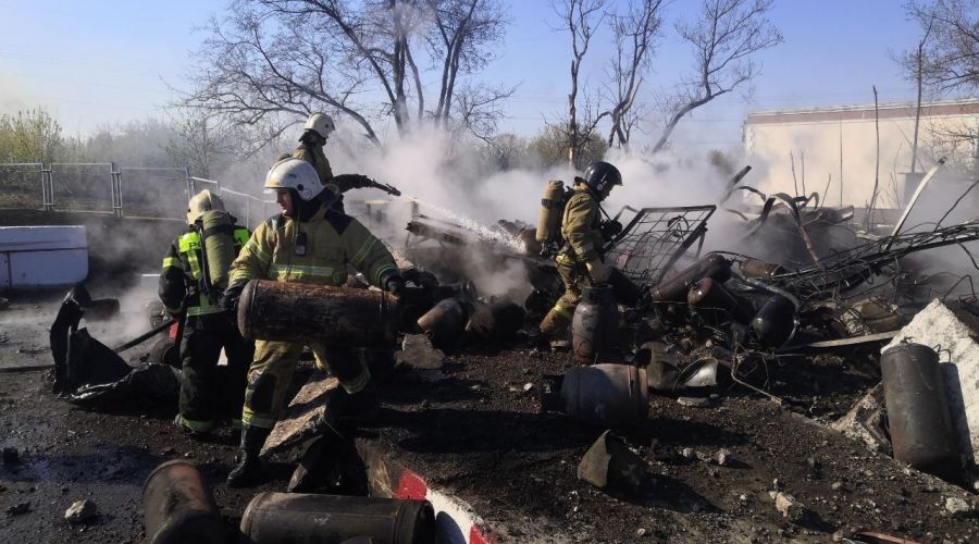 В Новоалтайске в ходе ликвидации пожара на складе газовых баллонов произошло несколько взрывов