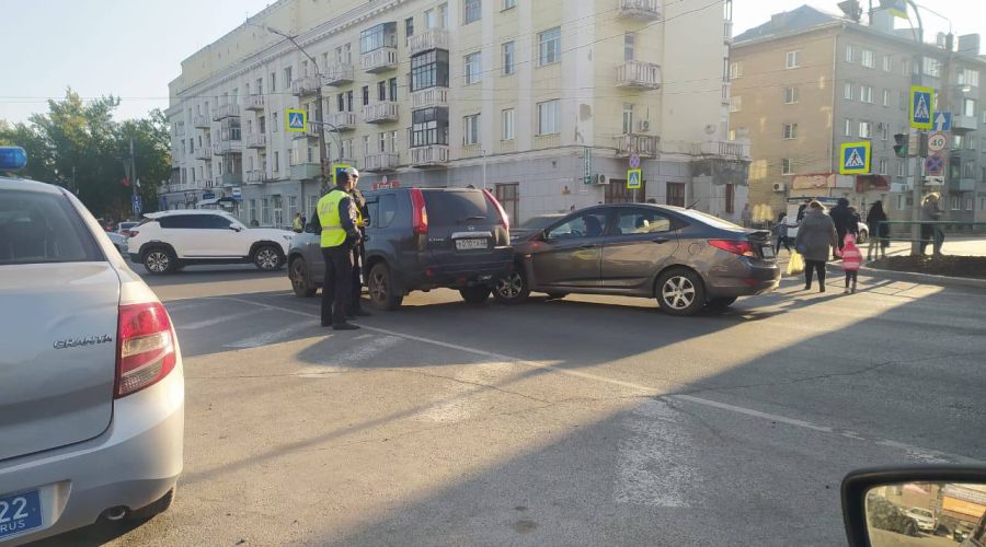 На проспекте Калинина в Барнауле случилось первое ДТП после закрытия моста на Новом рынке