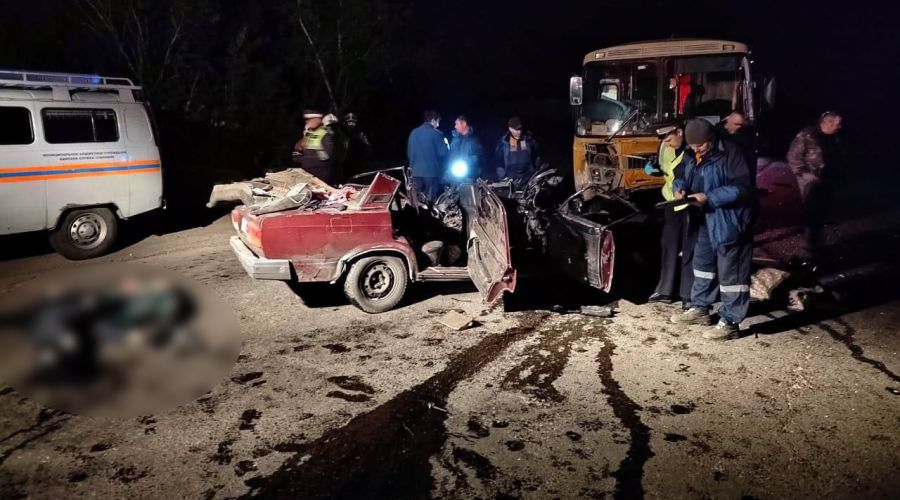 В Бийске три человека погибли в жестком столкновении «Жигулей» с автобусом «ПАЗ»