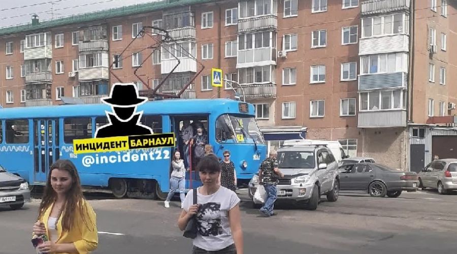 В Барнауле «собянинский» трамвай протаранил иномарку на второй день работы