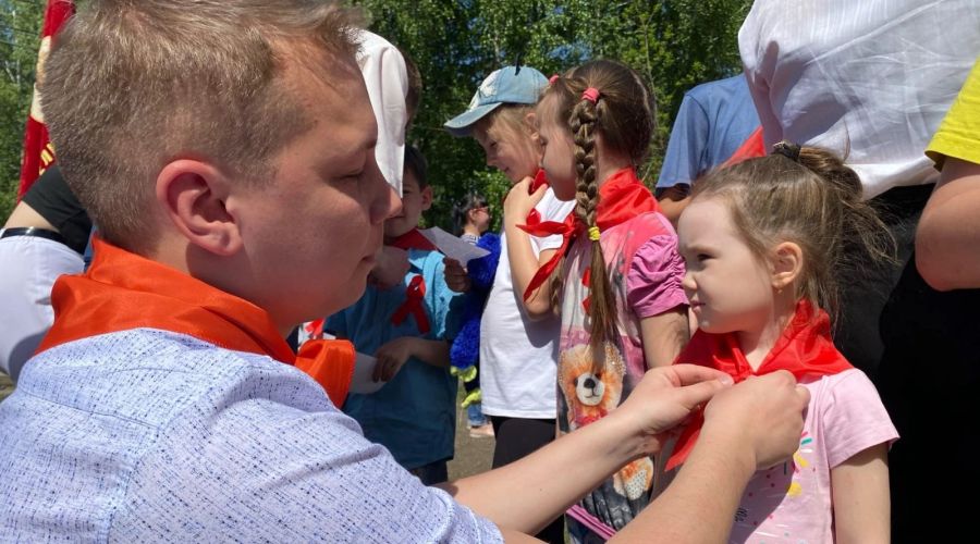 «Коммунисты России» устроили концерт и высадили аллею к 100-летию пионерии в Барнауле