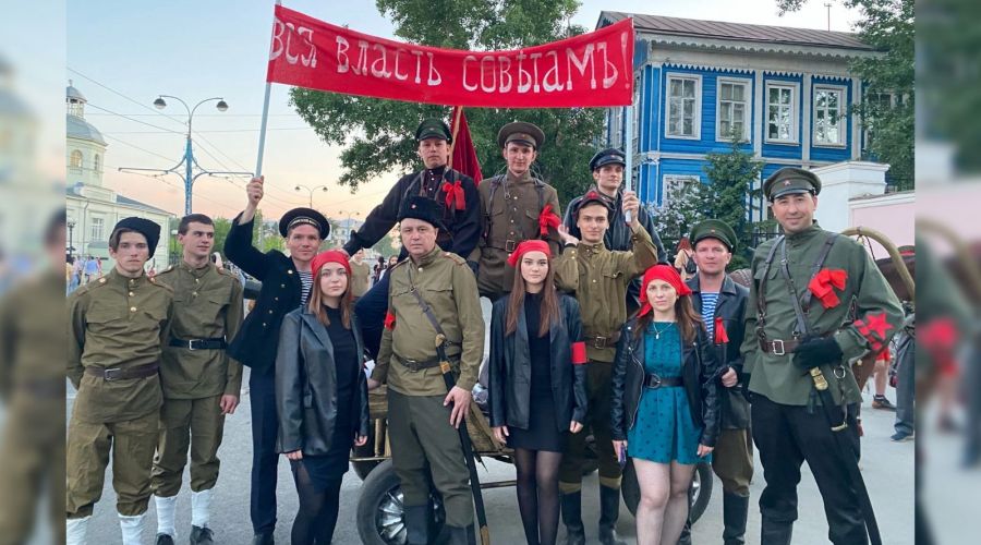 «Коммунисты России» проехались по Барнаулу на тачанке в Музейную ночь