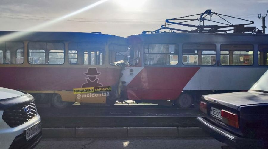 Вагоны «гармошкой»: в Барнауле столкнувшиеся трамваи протаранили автомобиль на переезде