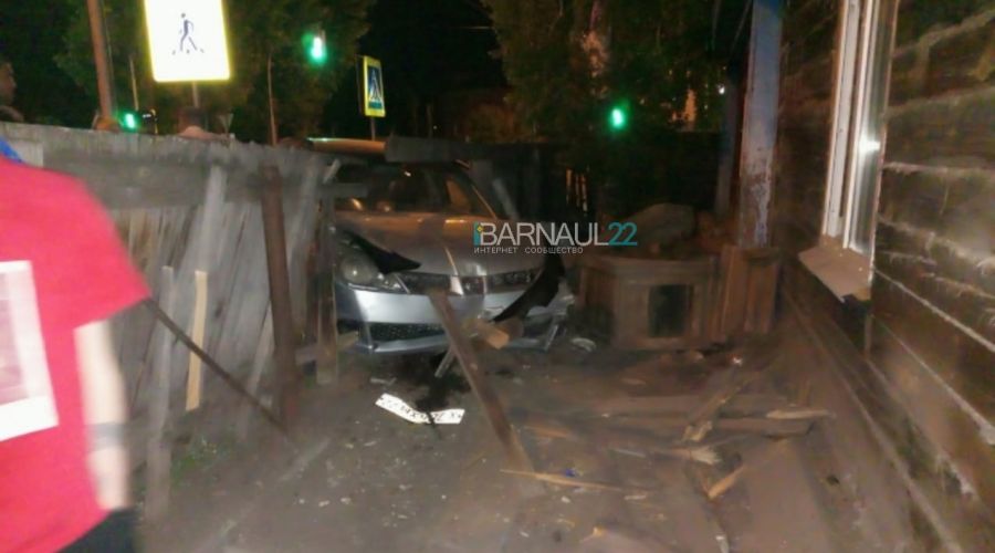 Установка светофора не спасла дом барнаульцев от очередных «залетных» гонщиков