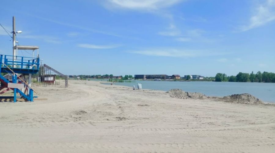Даже на фото мэрии можно заметить необустроенность пляжа
