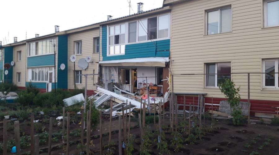 В результате взрыва разворотило балкон