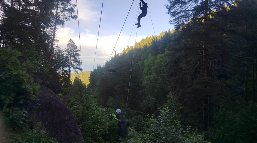 Спасатели вызволили более 40 человек с канатной дороги и горы в Белокурихе после аварии на подъемнике (обновлено)