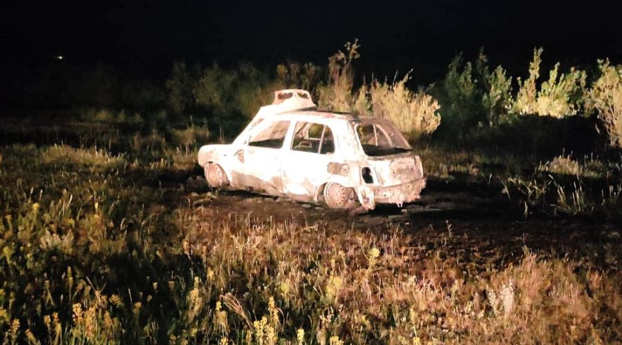 В сгоревшей машине недалеко от Рубцовска обнаружили пристегнутое наручниками тело