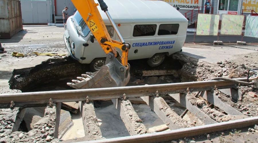В Бийске устраняют инцидент с засосавшей ритуальную «буханку» коммунальной дырой