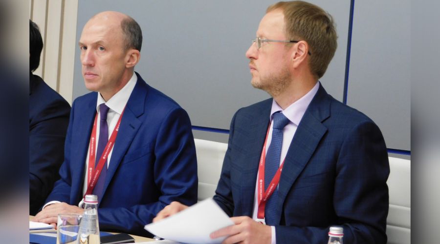 Губернатор Алтайского края Виктор Томенко и глава Республики Алтай Олег Хорохордин на ПМЭФ