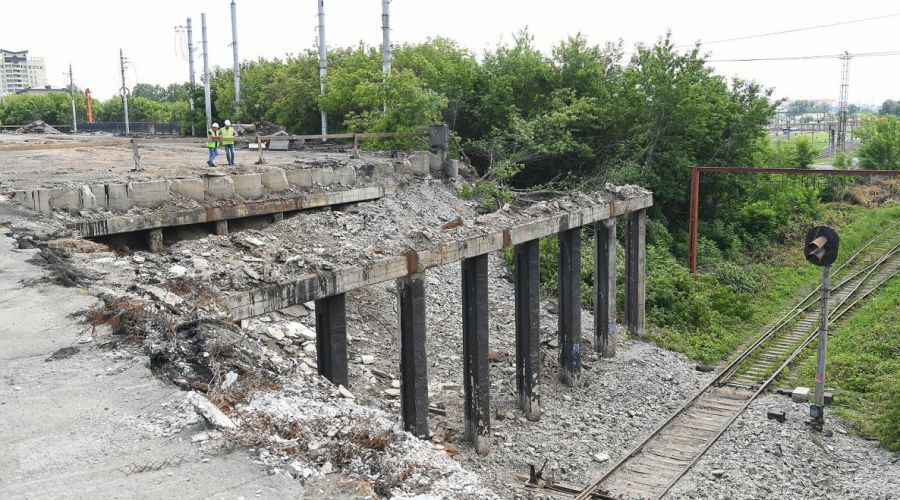 Подрядчик демонтировал первые опоры моста на проспекте Ленина в Барнауле