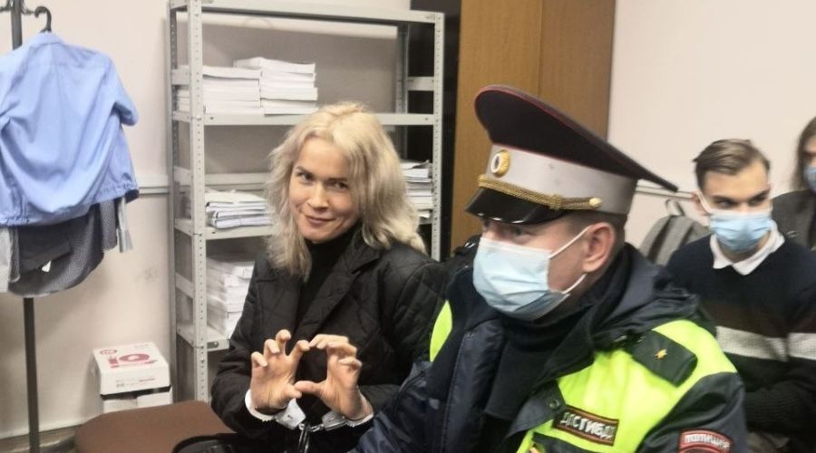 Одиозную барнаульскую активистку Марию Пономаренко оставили за решеткой еще на два месяца
