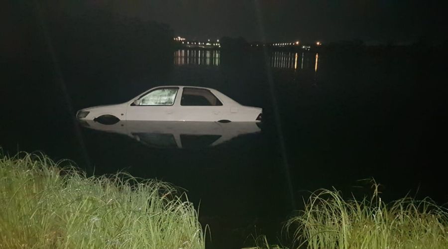 В Барнауле пьяный мужчина переехал девушку и утопил автомобиль