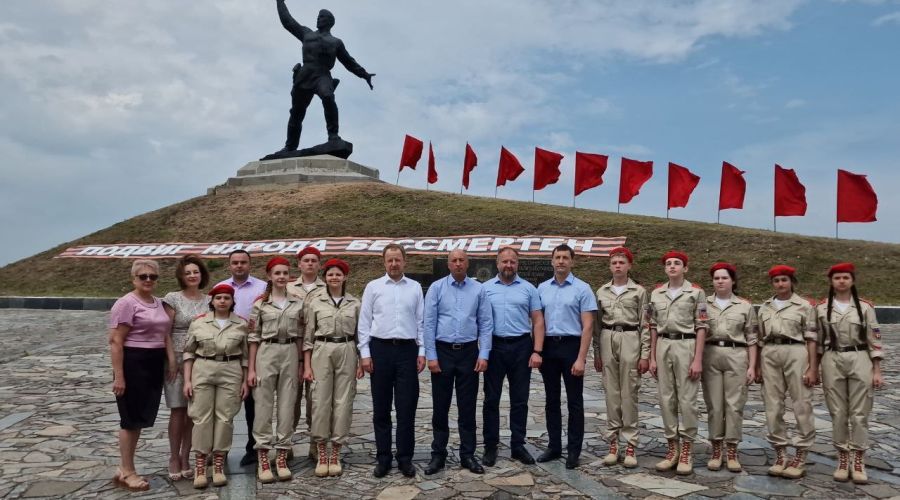 Алтайский губернатор побывал в «подшефном» районе ЛНР