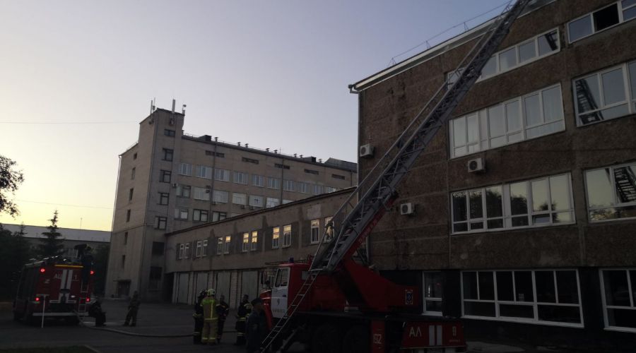 24 единицы техники тушили пожар в здании алтайского «политеха»