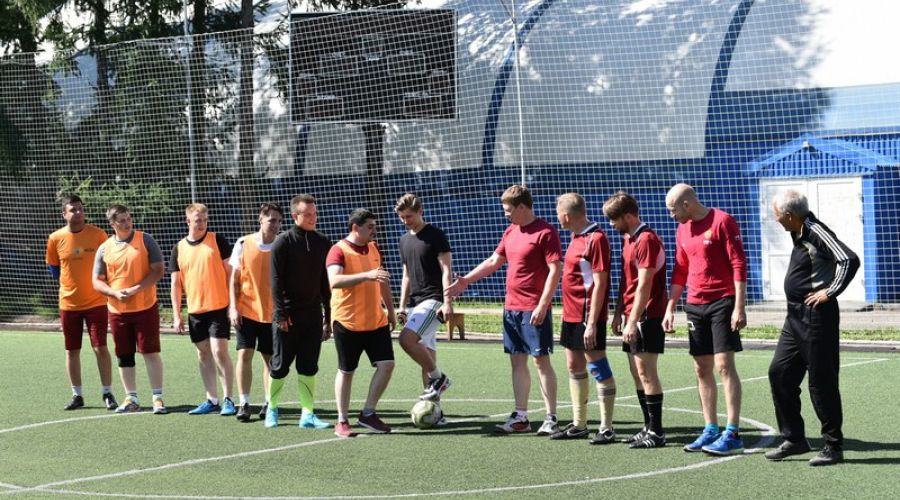 Депутаты Алтайского Заксобрания не выдержали конкуренции с молодыми коллегами на футбольном поле