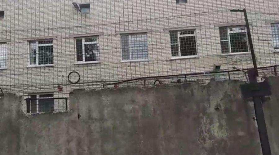 Сторонники Пономаренко говорят, что смогли докричаться до нее через окно