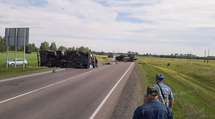 Мужчина погиб в лобовом столкновении грузовиков на алтайской трассе