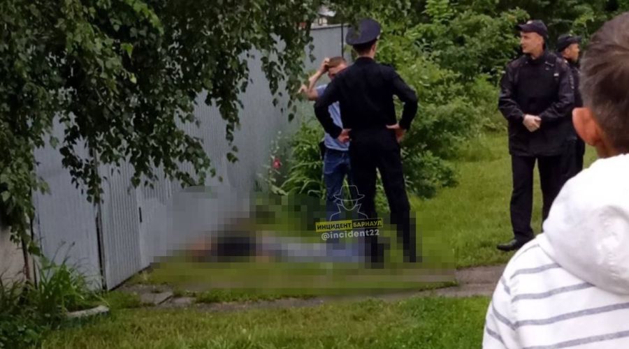В Барнауле прохожие обнаружили труп мужчины у автобусной остановки