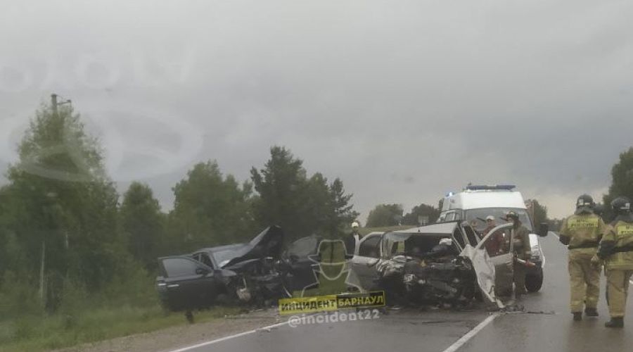 Водитель без прав скончался на алтайской трассе после столкновения на встречной полосе
