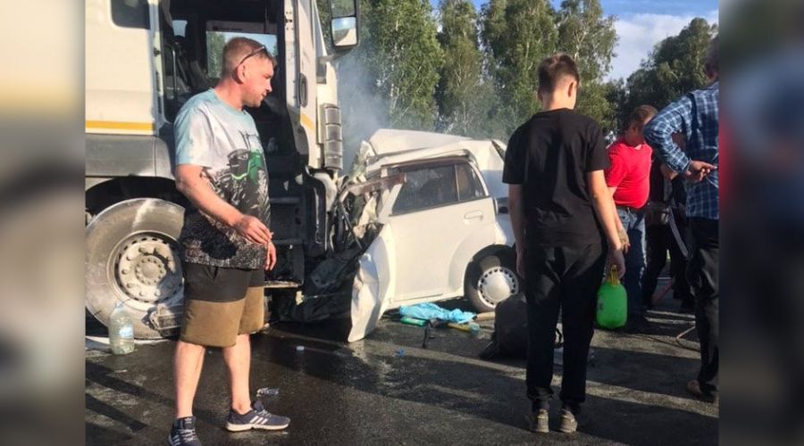 Две женщины и ребенок погибли при лобовом столкновении легковушки и грузовика в Алтайском крае