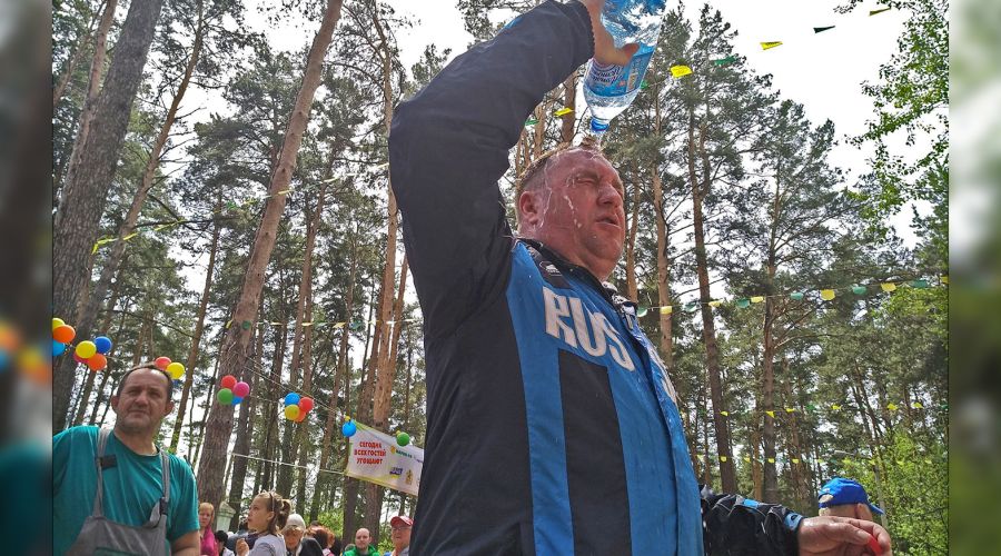 Андрей Щукин освежается на Дне ходьбы в 2018 году