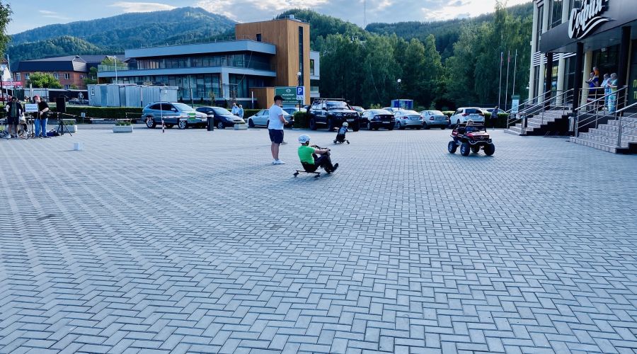 Общественники нашли угрозы для здоровья детей на игровых площадках и аттракционах Белокурихи