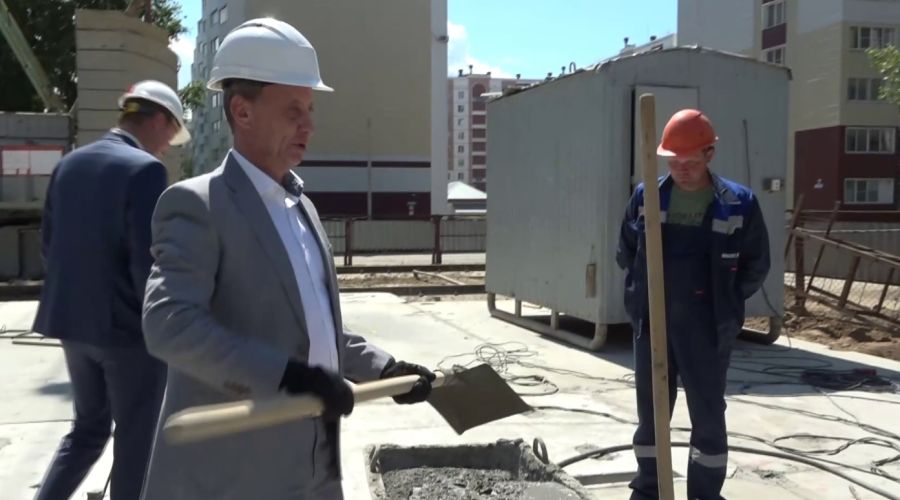 Мэр Барнаула взялся за лопату