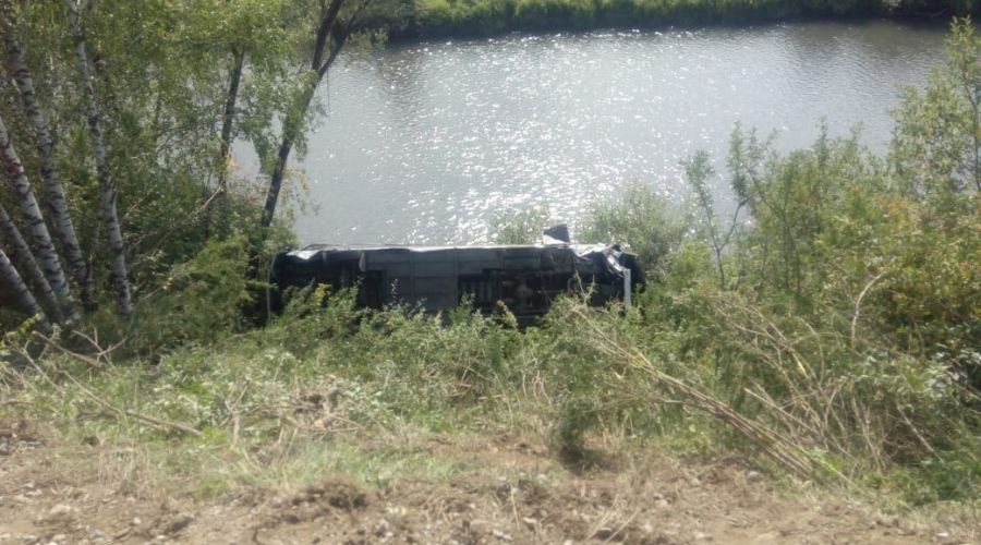 На трассе в Алтайском крае перевернулся автобус с детьми<span style=