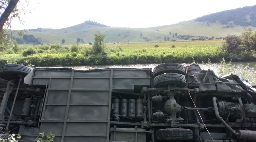 Следователи возбудили уголовное дело из-за перевернувшегося в Солонешенском районе автобуса с детьми