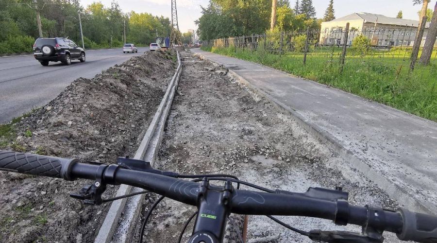 Мэрия Барнаула объяснила «переделку» пешеходных дорожек на Змеиногорском тракте нуждами велосипедистов