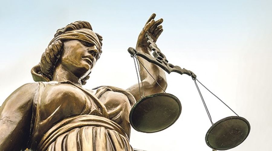 Преподавателя барнаульского медколледжа оштрафовали за смайлы и «классы» под постами о спецоперации