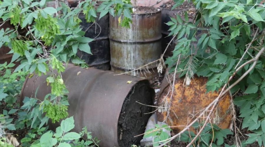 Бочки на заброшенной территории