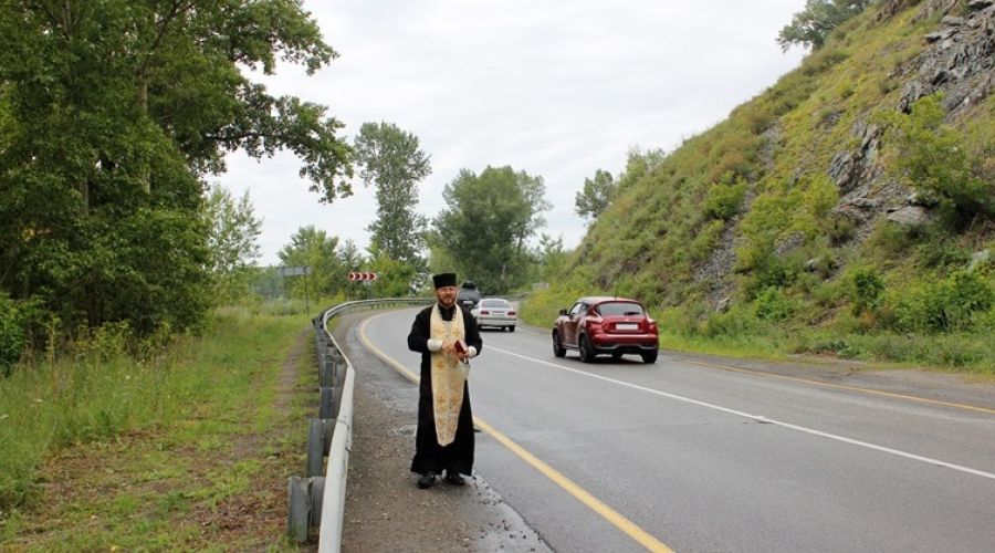 Участки «Чуйского тракта» в Красногорском районе окропили святой водой для профилактики аварий