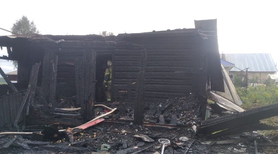 Пожар в частном доме в алтайском селе унес жизни двух детей и их бабушки