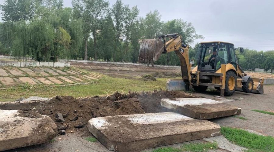 В барнаульском парке «Изумрудный» оперативно взялись за реконструкцию пруда