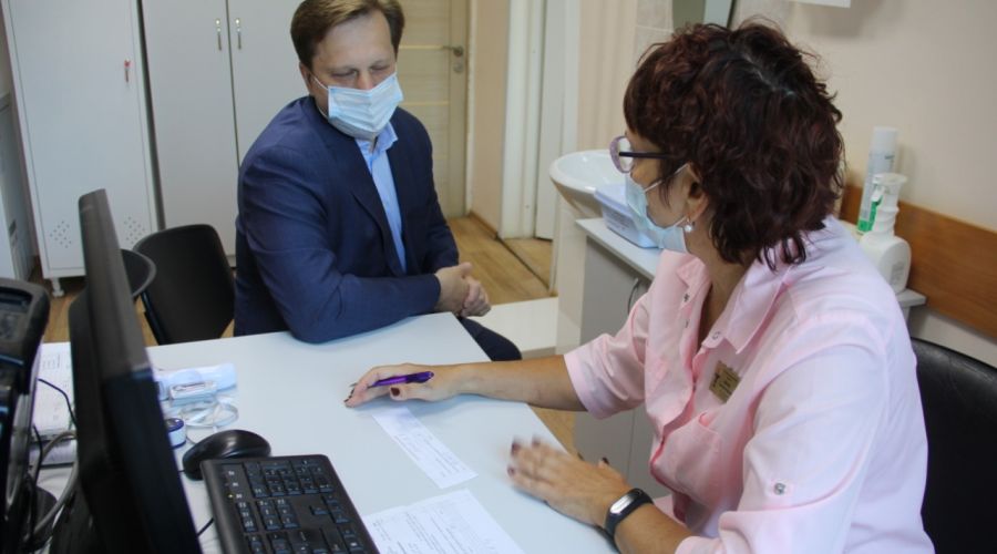 Глава алтайского Минздрава включился в кампанию по ревакцинации перед очередной волной COVID-19