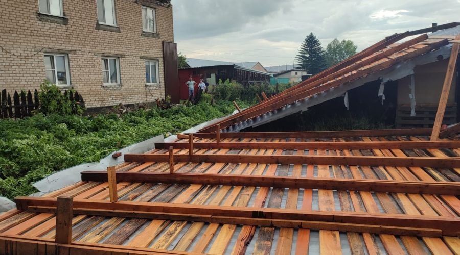 Прокуратура изучит обстоятельства падения крыши с одного из алейских домов