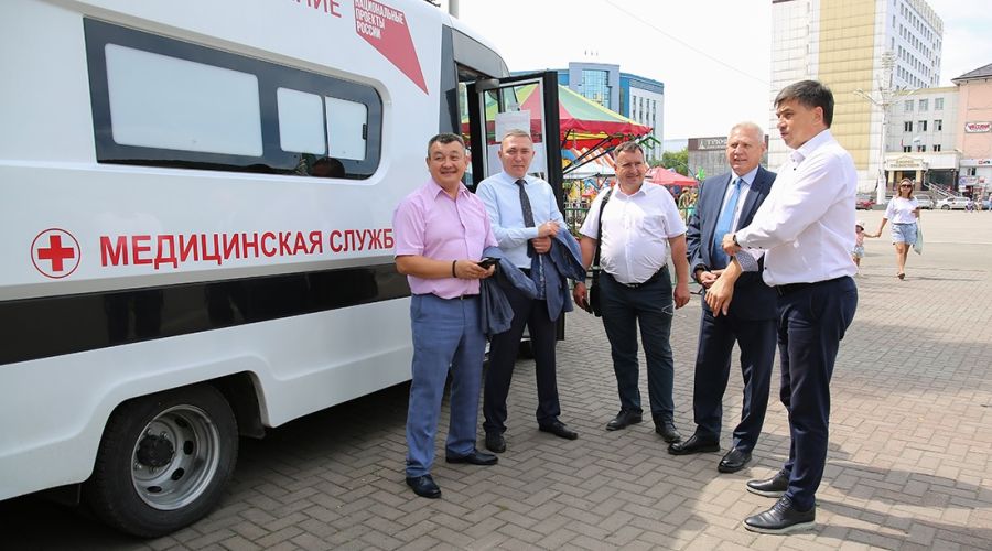 Чиновники алтайского правительства включились в кампанию по ревакцинации от COVID-19