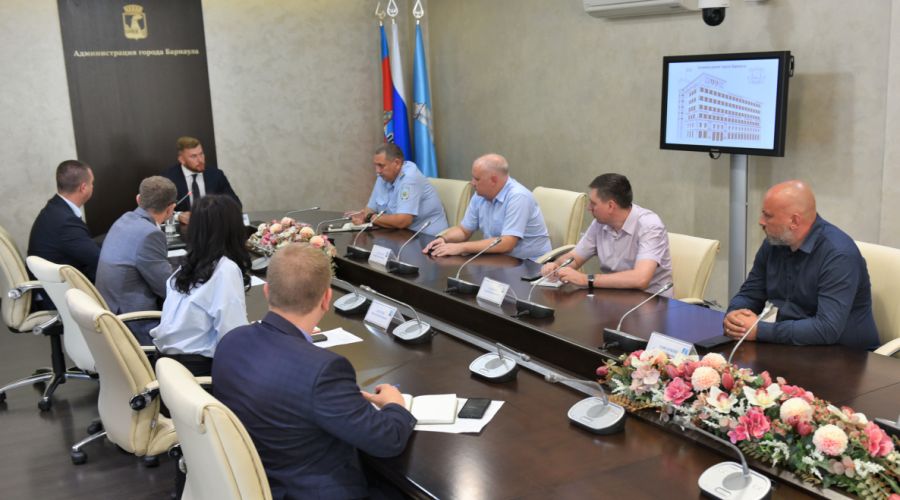 Власти Барнаула подумают над созданием парковок за «выделенками» после жалоб предпринимателей